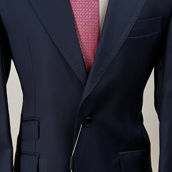 Navy single breasted super 150 cerruti wool suit-made in Italy
Peak lapel - Picture 2 of 3